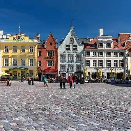 Veerenni Studio, Modern & Central.