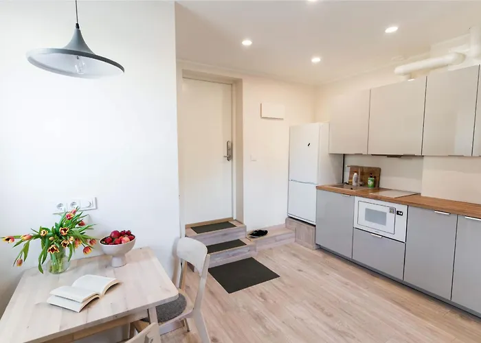 Veerenni Studio, Modern & Central.