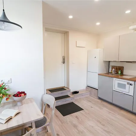 Veerenni Studio, Modern & Central.